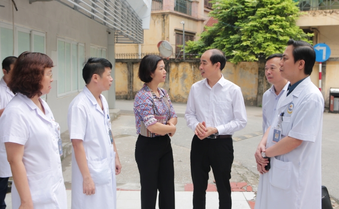 Thăm hỏi, động viên các nạn nhân vụ cháy nhà trọ tại phố Trung Kính, quận Cầu Giấy